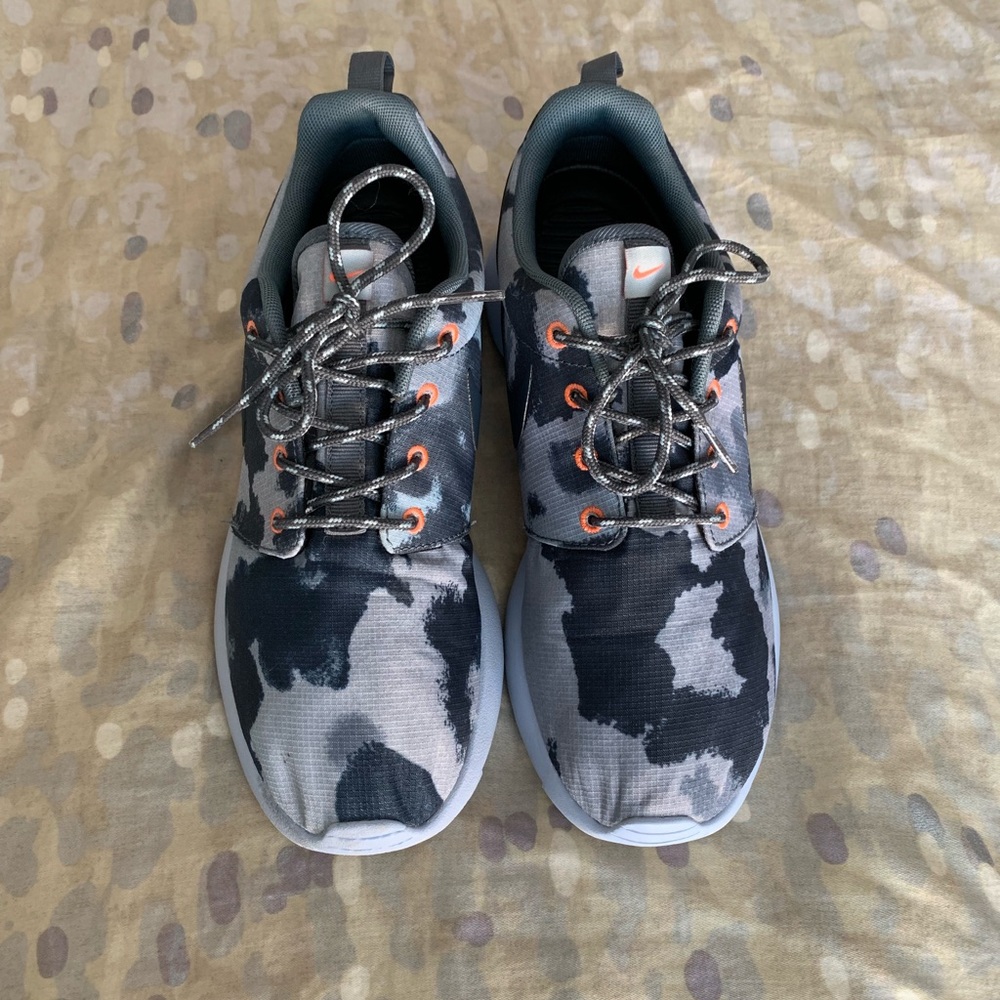 PRICE DROP Nike Women’s Roshe Run Armory Blue Camo